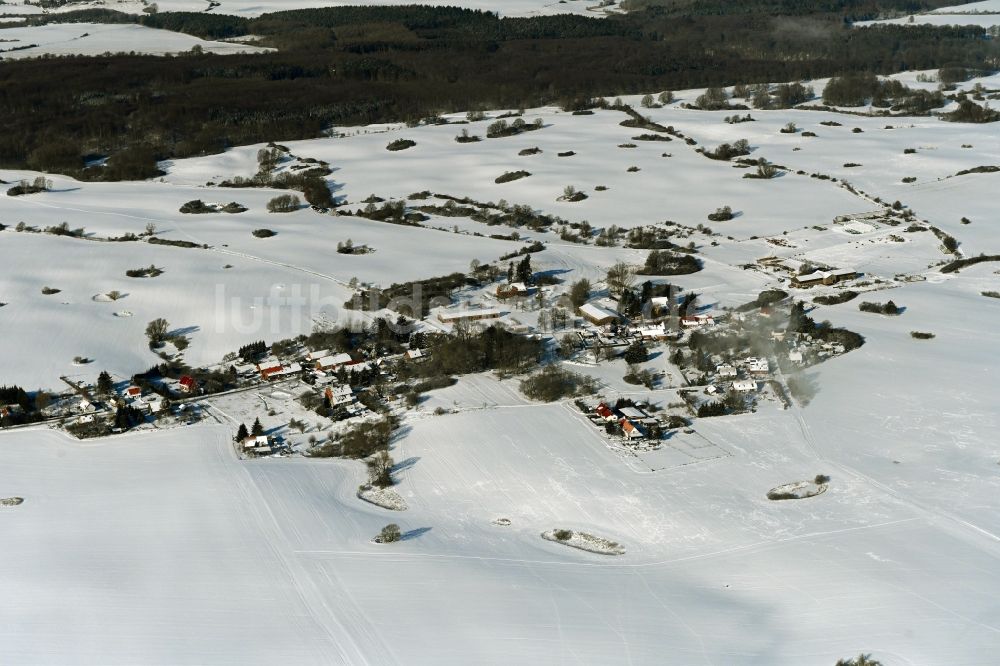 Schlicht aus der Vogelperspektive: Winterluftbild Dorfkern am Feldrand in Schlicht im Bundesland Mecklenburg-Vorpommern, Deutschland