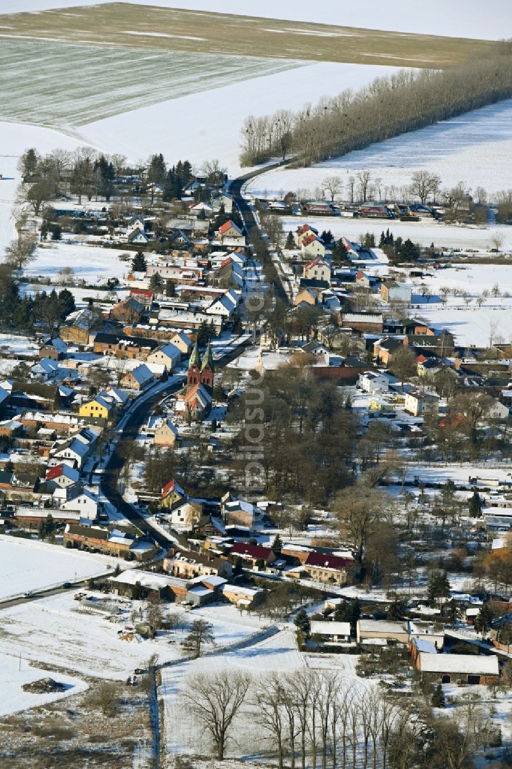 Willmersdorf aus der Vogelperspektive: Winterluftbild Dorfkern am Feldrand in Willmersdorf im Bundesland Brandenburg, Deutschland