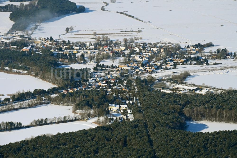 Luftaufnahme Ruhlsdorf - Winterluftbild Dorfkern an den See- Uferbereichen des Bernsteinsee in Ruhlsdorf im Bundesland Brandenburg, Deutschland