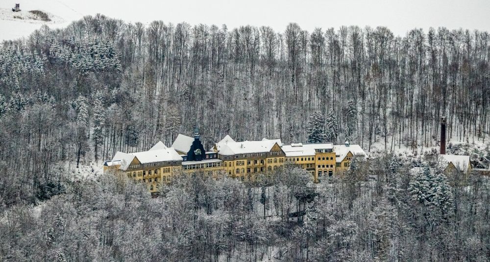 Meschede von oben - Winterluftbild Ehemaliges Krankenhaus Knappschaftskrankenhaus in Meschede im Bundesland Nordrhein-Westfalen, Deutschland