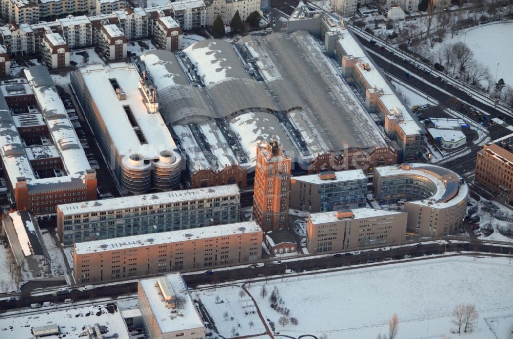 Luftaufnahme Berlin - Winterluftbild Einkaufzentrum Hallen am Borsigturm im Ortsteil Tegel in Berlin, Deutschland