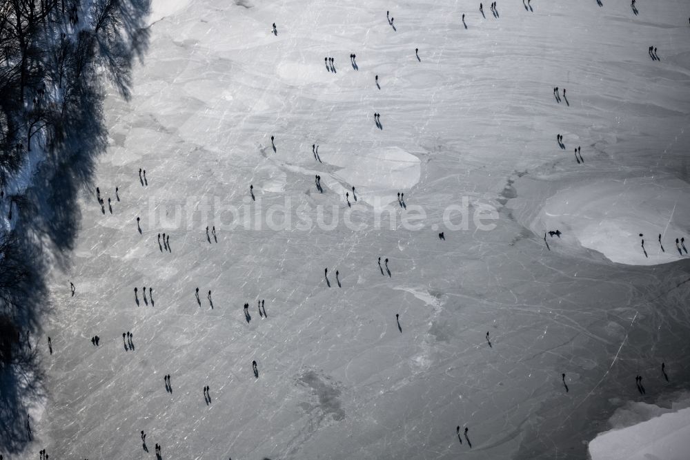 Münster von oben - Winterluftbild Eis- Spaziergänger auf dem zugefrorenen Seeoberfläche des Aasee in Münster im Bundesland Nordrhein-Westfalen, Deutschland