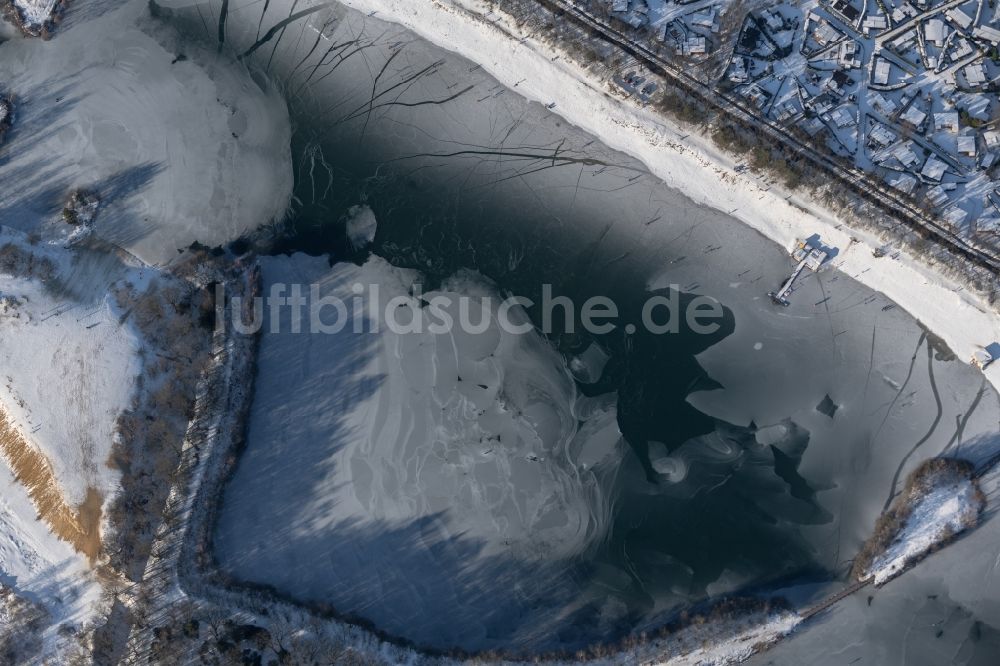 Luftaufnahme Dankern - Winterluftbild Eis- Spaziergänger auf dem zugefrorenen Seeoberfläche des Dankernsee in Dankern im Bundesland Niedersachsen, Deutschland