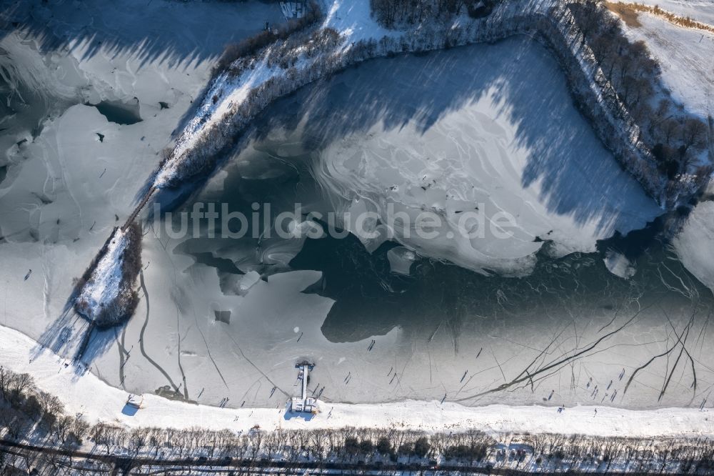 Dankern aus der Vogelperspektive: Winterluftbild Eis- Spaziergänger auf dem zugefrorenen Seeoberfläche des Dankernsee in Dankern im Bundesland Niedersachsen, Deutschland