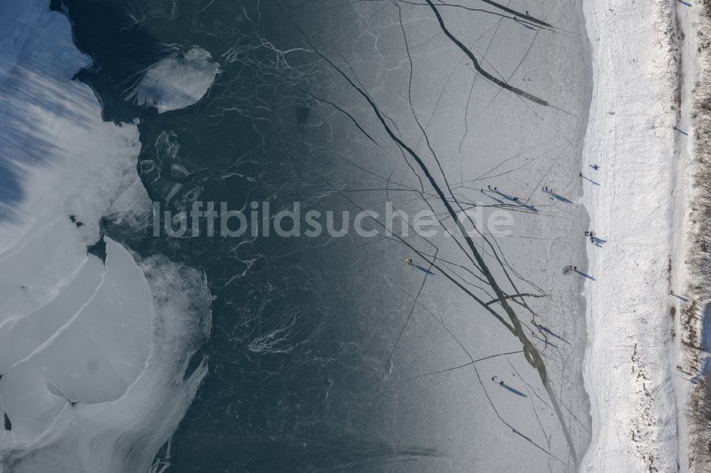 Luftbild Dankern - Winterluftbild Eis- Spaziergänger auf dem zugefrorenen Seeoberfläche des Dankernsee in Dankern im Bundesland Niedersachsen, Deutschland