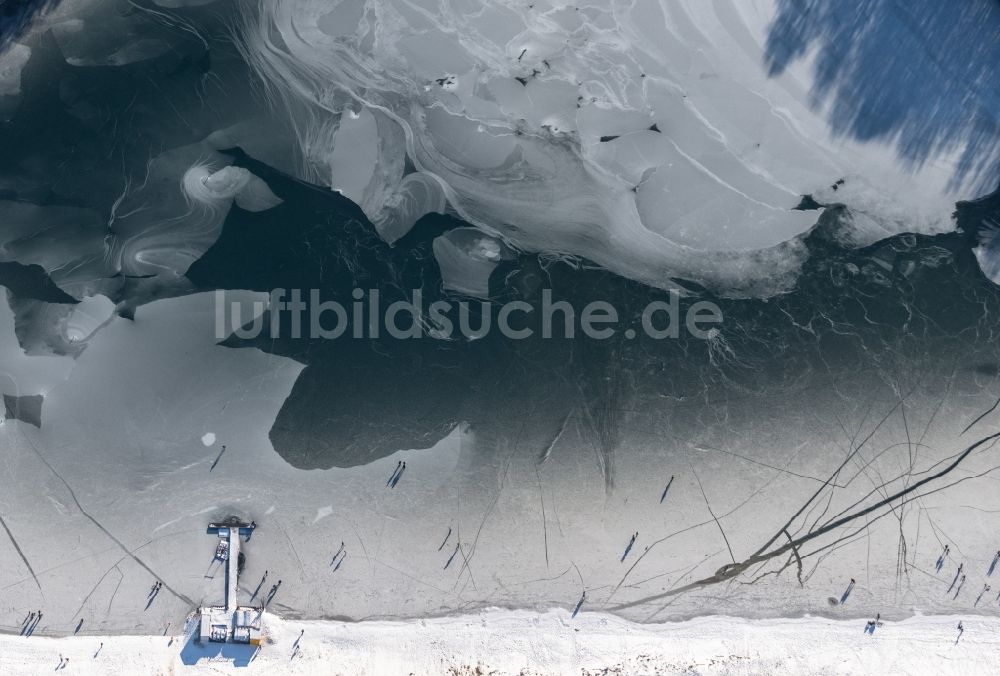 Dankern von oben - Winterluftbild Eis- Spaziergänger auf dem zugefrorenen Seeoberfläche des Dankernsee in Dankern im Bundesland Niedersachsen, Deutschland