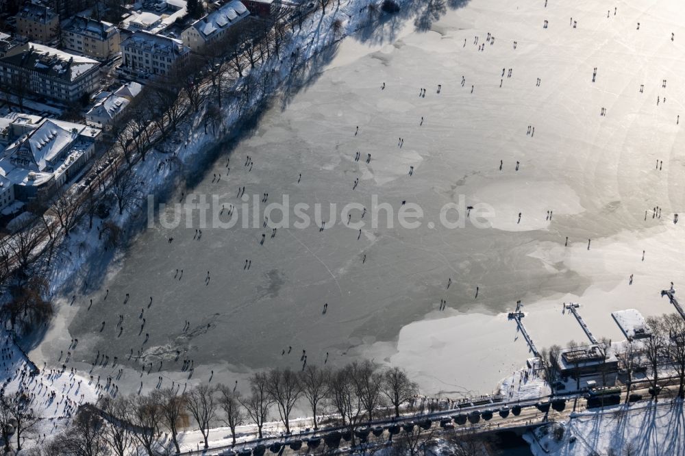 Luftbild Münster - Winterluftbild Eis- Spaziergänger auf dem zugefrorenen Seeoberfläche des Aasee in Münster im Bundesland Nordrhein-Westfalen, Deutschland