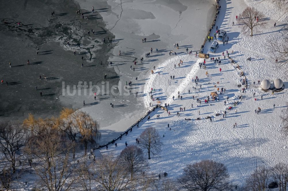 Münster von oben - Winterluftbild Eis- Spaziergänger auf dem zugefrorenen Seeoberfläche des Aasee in Münster im Bundesland Nordrhein-Westfalen, Deutschland