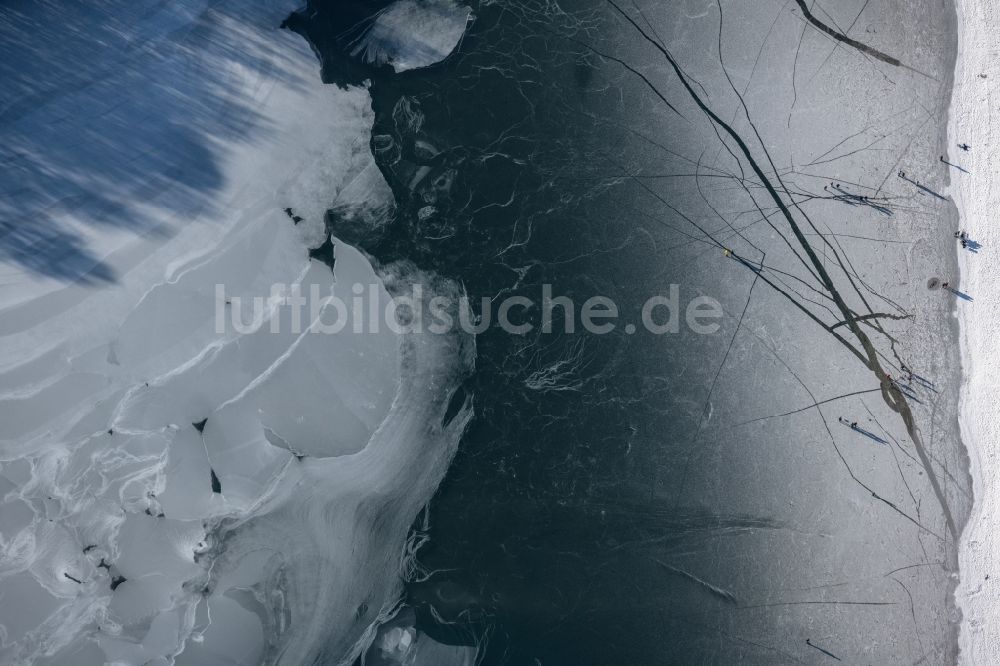 Luftaufnahme Dankern - Winterluftbild Eis- Spaziergänger auf dem zugefrorenen Seeoberfläche des Dankernsee in Dankern im Bundesland Niedersachsen, Deutschland