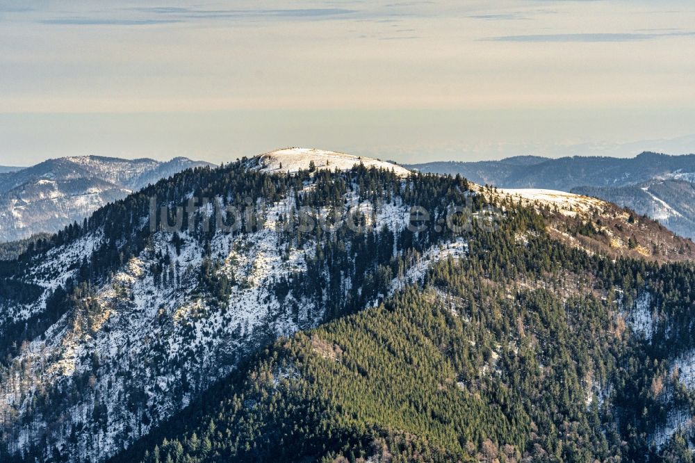 Kleines Wiesental von oben - Winterluftbild. Erster Schnee in der Berglandschaft im Schwarzwald auf dem Gipfel des Belchen beim Belchenhaus in Kleines Wiesental im Bundesland Baden-Württemberg, Deutschland