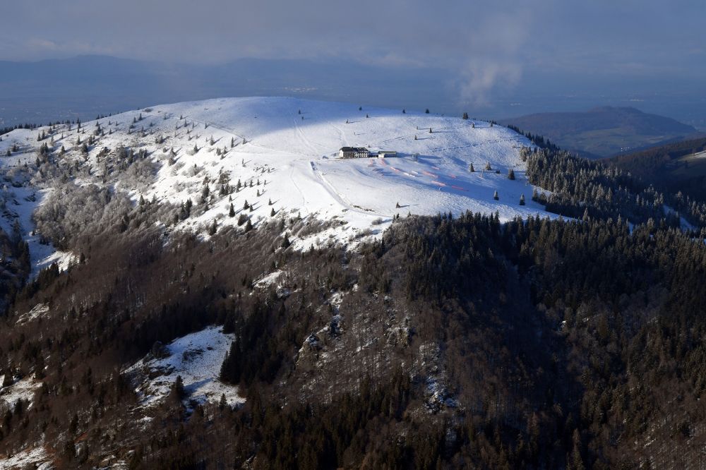Kleines Wiesental von oben - Winterluftbild. Erster Schnee in der Berglandschaft im Schwarzwald auf dem Gipfel des Belchen in Kleines Wiesental im Bundesland Baden-Württemberg, Deutschland