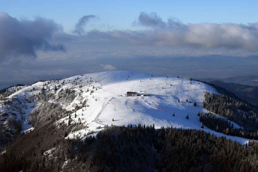 Luftbild Kleines Wiesental - Winterluftbild. Erster Schnee in der Berglandschaft im Schwarzwald auf dem Gipfel des Belchen in Kleines Wiesental im Bundesland Baden-Württemberg, Deutschland