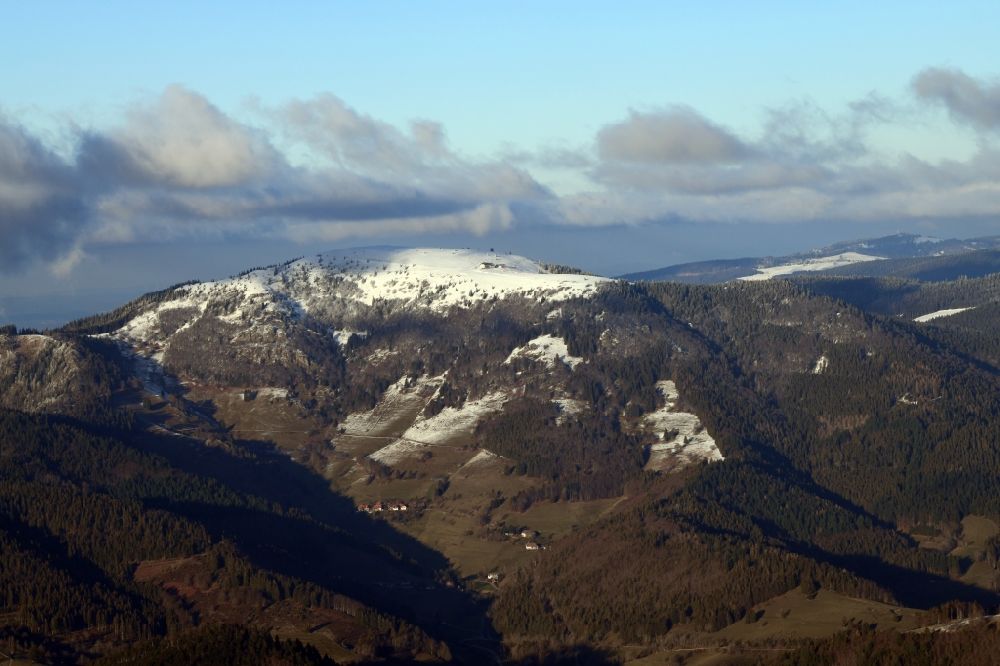 Luftbild Kleines Wiesental - Winterluftbild. Erster Schnee in der Wald und Berglandschaft im Schwarzwald auf dem Gipfel des Belchen in Kleines Wiesental im Bundesland Baden-Württemberg, Deutschland