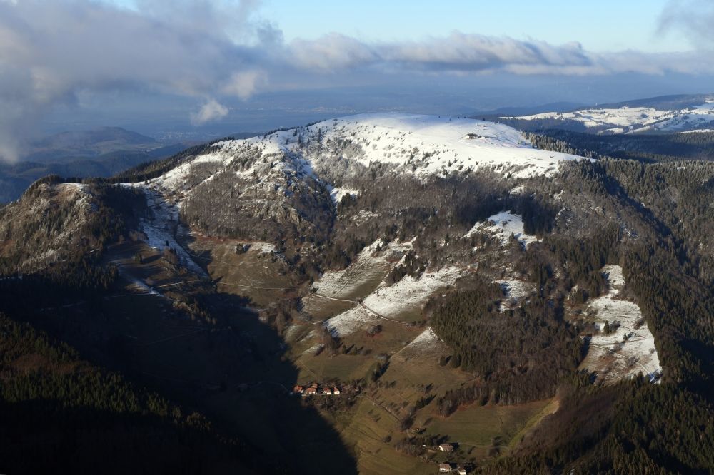 Luftaufnahme Kleines Wiesental - Winterluftbild. Erster Schnee in der Wald und Berglandschaft im Schwarzwald auf dem Gipfel des Belchen in Kleines Wiesental im Bundesland Baden-Württemberg, Deutschland