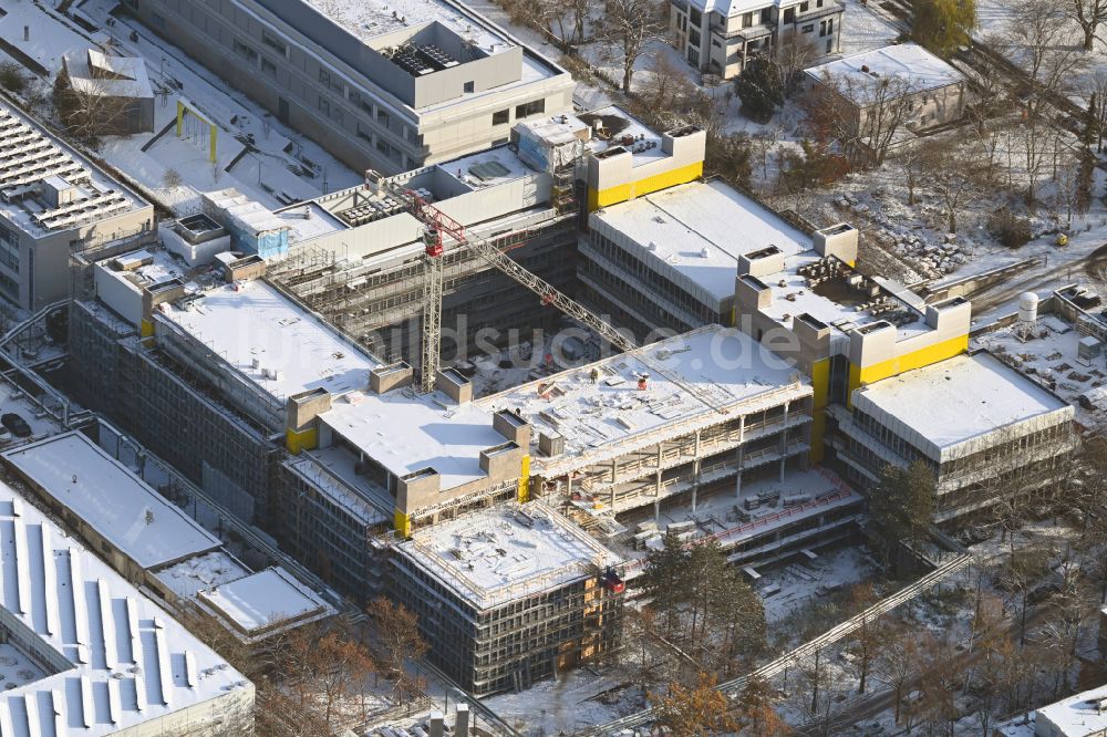 Luftbild Berlin - Winterluftbild Erweiterungs- Neubau- Baustelle am Gebäudekomplex des Institut für Chemie und Biochemie der Freien Universität in Berlin, Deutschland