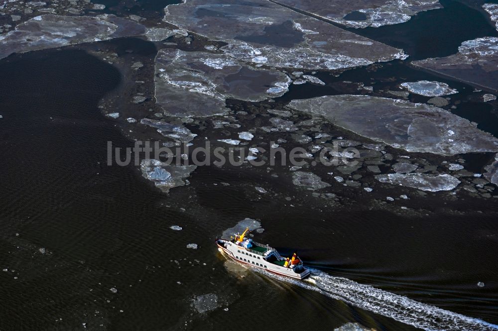 Juist von oben - Winterluftbild Fahrt eines Fähr- Schiffes Frisia X zwischen Treibeis- Schollen vor der Nordsee- Insel Juist im Bundesland Niedersachsen, Deutschland