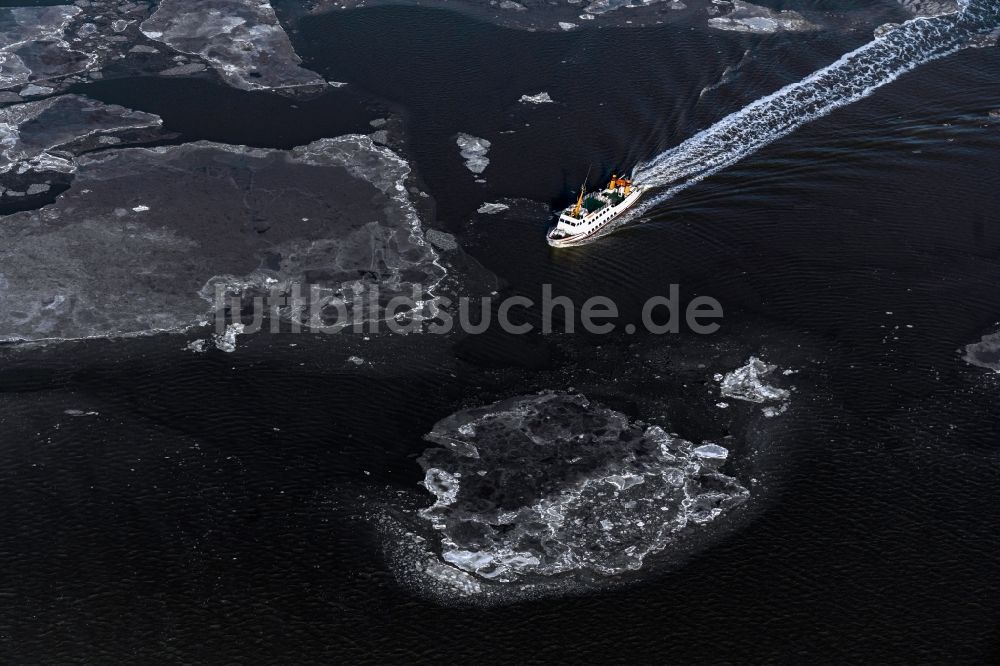Luftbild Juist - Winterluftbild Fahrt eines Fähr- Schiffes Frisia X zwischen Treibeis- Schollen vor der Nordsee- Insel Juist im Bundesland Niedersachsen, Deutschland