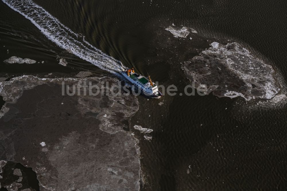 Luftaufnahme Juist - Winterluftbild Fahrt eines Fähr- Schiffes Frisia X zwischen Treibeis- Schollen vor der Nordsee- Insel Juist im Bundesland Niedersachsen, Deutschland