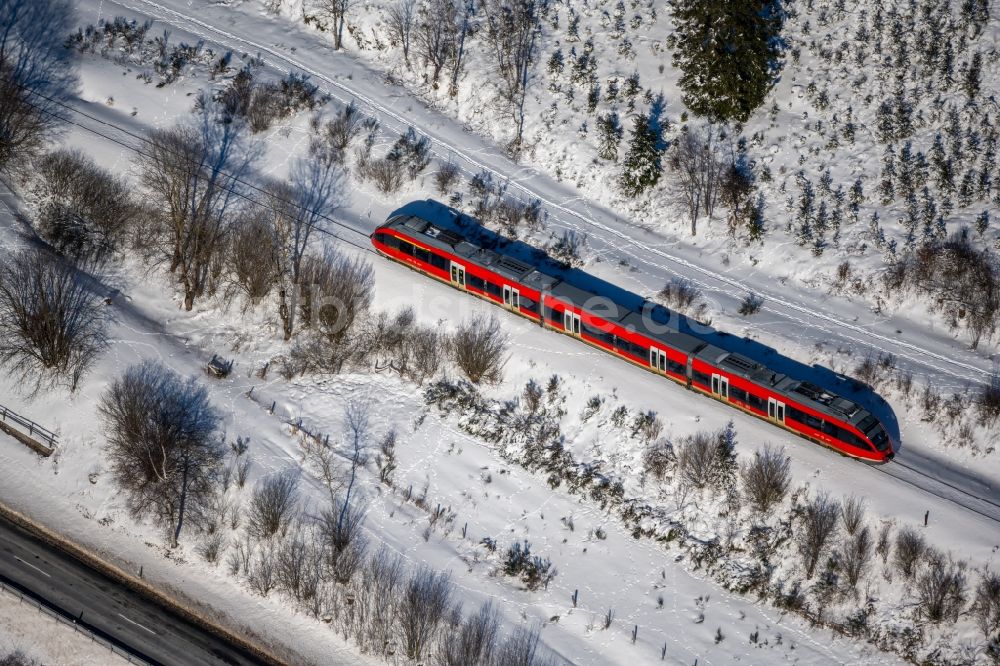 Luftbild Silbach - Winterluftbild Fahrt eines Regional Express - Zuges auf der Gleis- Strecke in Silbach im Bundesland Nordrhein-Westfalen, Deutschland