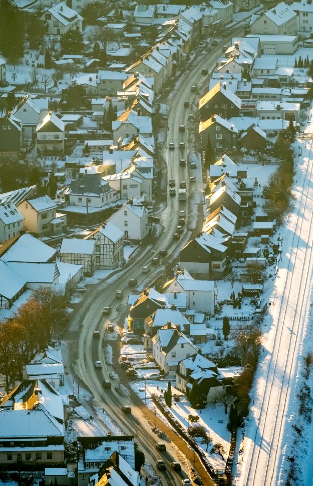 Bestwig von oben - Winterluftbild Fahrzeug- Stau im Straßenverkehr entlang der Bundesstraße B7 im Ortsteil Velmede in Bestwig im Bundesland Nordrhein-Westfalen
