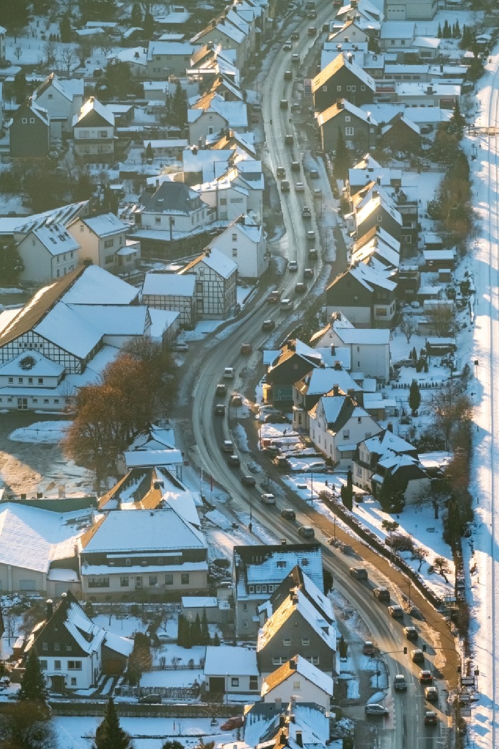 Luftbild Bestwig - Winterluftbild Fahrzeug- Stau im Straßenverkehr entlang der Bundesstraße B7 im Ortsteil Velmede in Bestwig im Bundesland Nordrhein-Westfalen