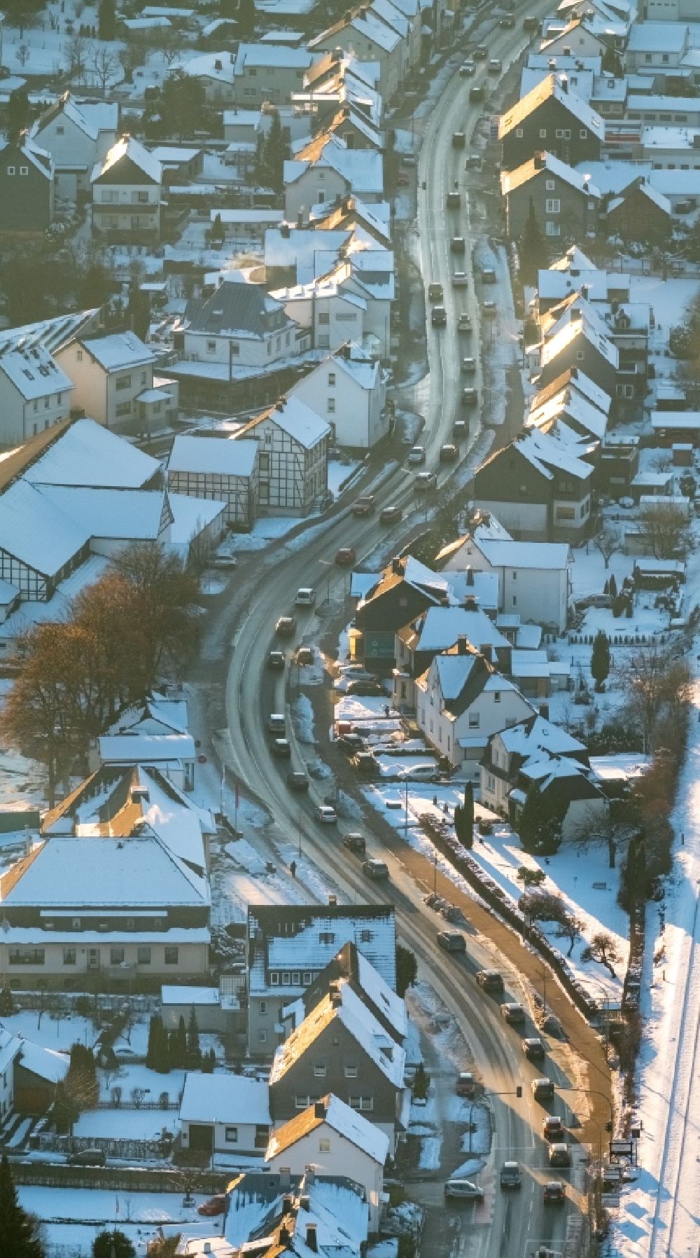 Luftaufnahme Bestwig - Winterluftbild Fahrzeug- Stau im Straßenverkehr entlang der Bundesstraße B7 im Ortsteil Velmede in Bestwig im Bundesland Nordrhein-Westfalen