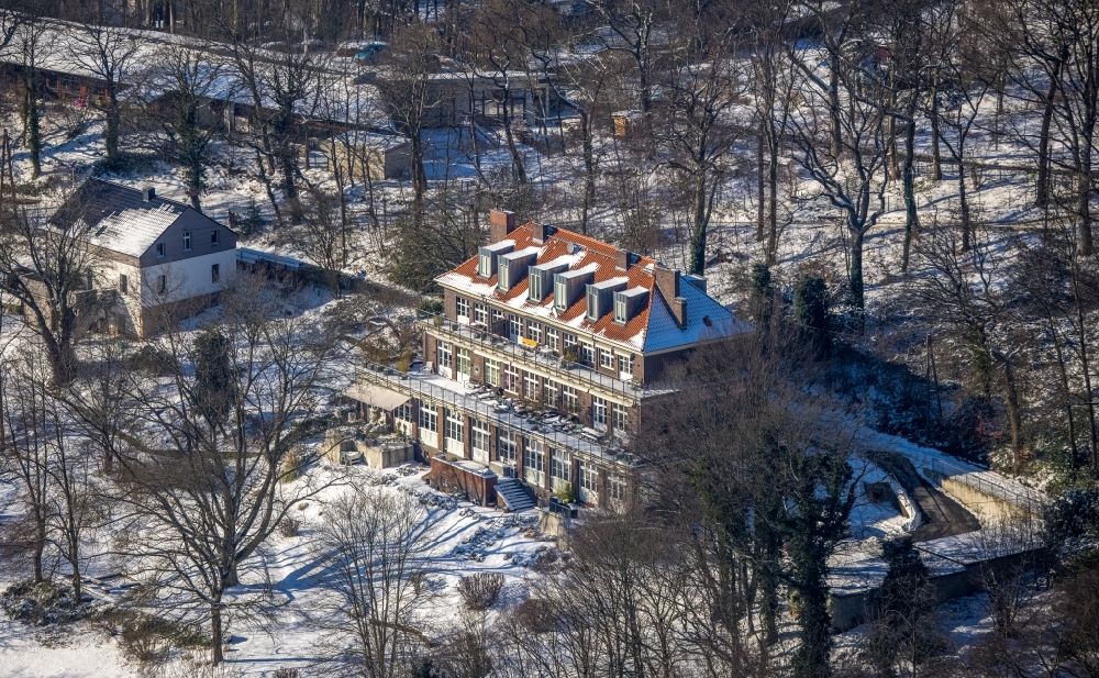 Witten von oben - Winterluftbild Fassade des Baudenkmales Ehemaliges Kinderheim in Witten im Bundesland Nordrhein-Westfalen, Deutschland