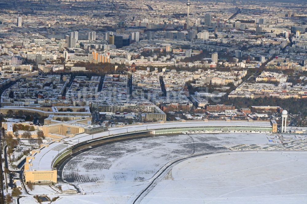 Berlin aus der Vogelperspektive: Winterluftbild Fassade des Baudenkmales Flughafen Tempelhof am Platz der Luftbrücke in Berlin, Deutschland