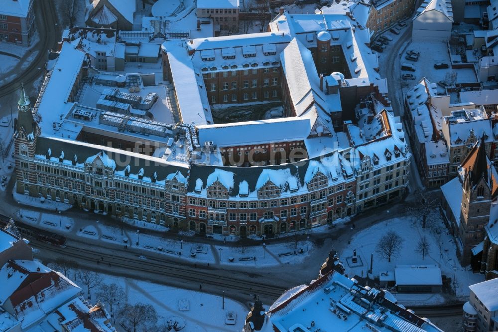 Erfurt aus der Vogelperspektive: Winterluftbild Fassaden der Einkaufsstraße Anger im Zentrum in Erfurt im Bundesland Thüringen, Deutschland