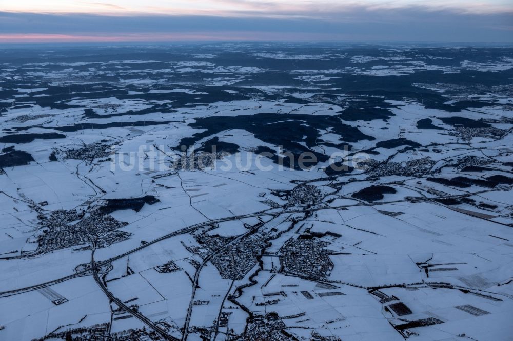Grünsfeld von oben - Winterluftbild Felder und angrenzende Waldgebiete in Grünsfeld im Bundesland Baden-Württemberg, Deutschland