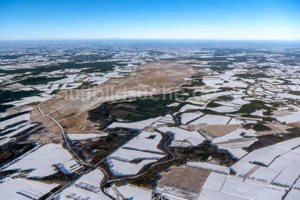 Luftaufnahme Stavern - Winterluftbild Felder und angrenzende Waldgebiete in Stavern im Bundesland Niedersachsen, Deutschland