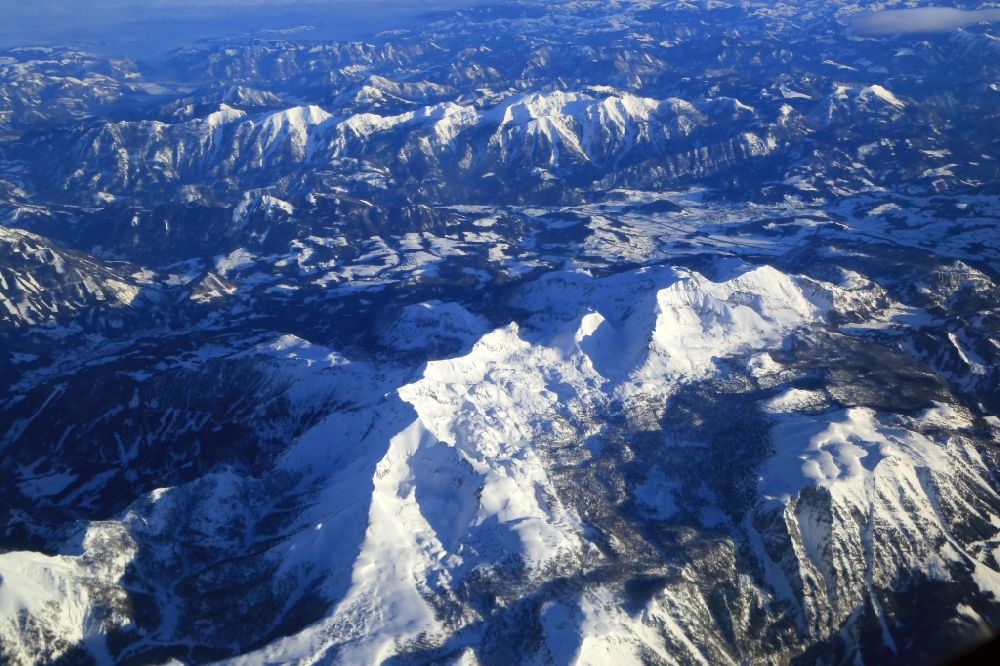 Warscheneck von oben - Winterluftbild. Felsen- und Berglandschaft mit Gipfel vom bei Vorderstoder und Windischgarsten in Oberösterreich, Österreich