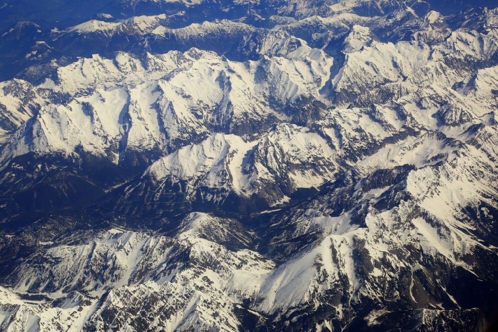 Luftaufnahme Scharnitz - Winterluftbild Felsen- und Berglandschaft des Karwendelgebirges in Scharnitz in Tirol, Österreich