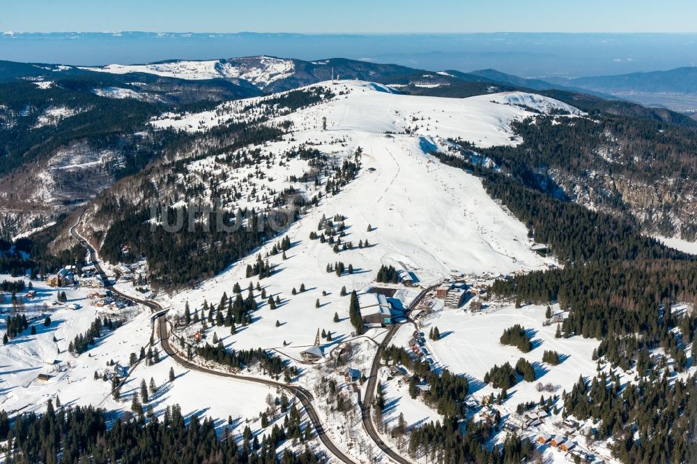 Luftaufnahme Feldberg (Schwarzwald) - Winterluftbild Felsen- und Berglandschaft und Liftanlagen im Skigebiet in Feldberg (Schwarzwald) im Bundesland Baden-Württemberg, Deutschland