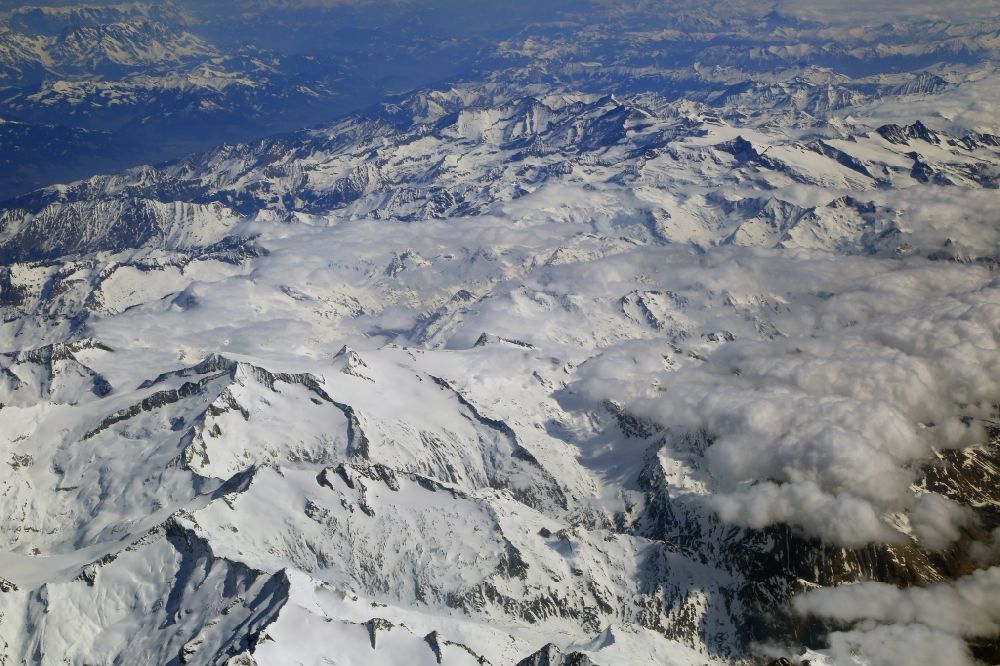 Matrei in Osttirol von oben - Winterluftbild Felsen- und Berglandschaft des Nationalpark Hohe Tauern in Matrei in Osttirol in Tirol, Österreich