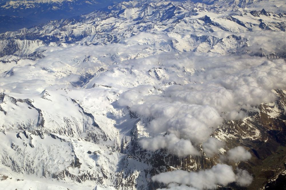 Matrei in Osttirol aus der Vogelperspektive: Winterluftbild Felsen- und Berglandschaft des Nationalpark Hohe Tauern in Matrei in Osttirol in Tirol, Österreich