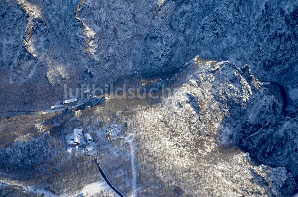 Luftbild Thale - Winterluftbild Felsen- und Berglandschaft Rosstrappe in Thale im Bundesland Sachsen-Anhalt, Deutschland