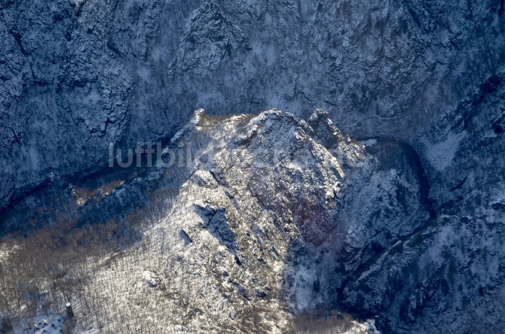 Luftaufnahme Thale - Winterluftbild Felsen- und Berglandschaft Rosstrappe in Thale im Bundesland Sachsen-Anhalt, Deutschland