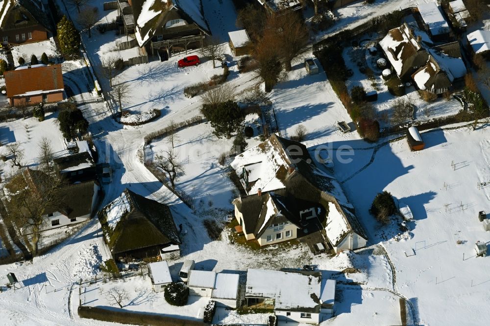 Ahrenshoop von oben - Winterluftbild Ferienhaus Anlage an der Fulge im Ortsteil Althagen in Ahrenshoop im Bundesland Mecklenburg-Vorpommern, Deutschland