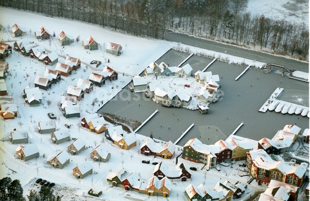 Luftaufnahme Kleinzerlang - Winterluftbild Ferienhaus Anlage Marina Wolfsbruch in Kleinzerlang im Bundesland Brandenburg, Deutschland