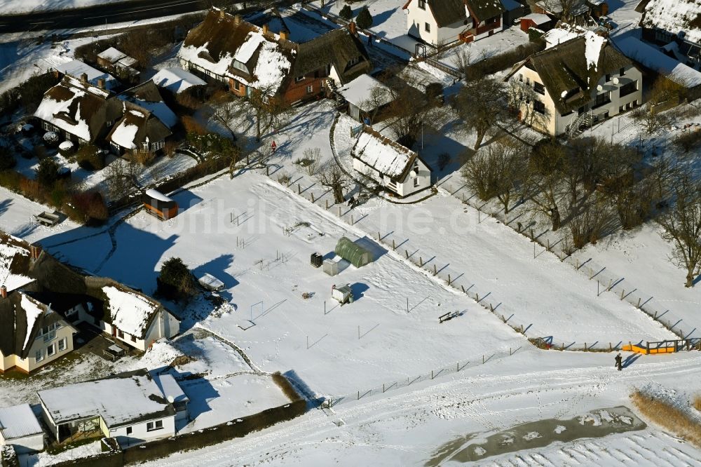 Luftaufnahme Ahrenshoop - Winterluftbild Ferienhaus Anlage im Ortsteil Althagen in Ahrenshoop im Bundesland Mecklenburg-Vorpommern, Deutschland