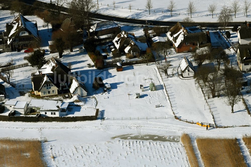Ahrenshoop von oben - Winterluftbild Ferienhaus Anlage im Ortsteil Althagen in Ahrenshoop im Bundesland Mecklenburg-Vorpommern, Deutschland