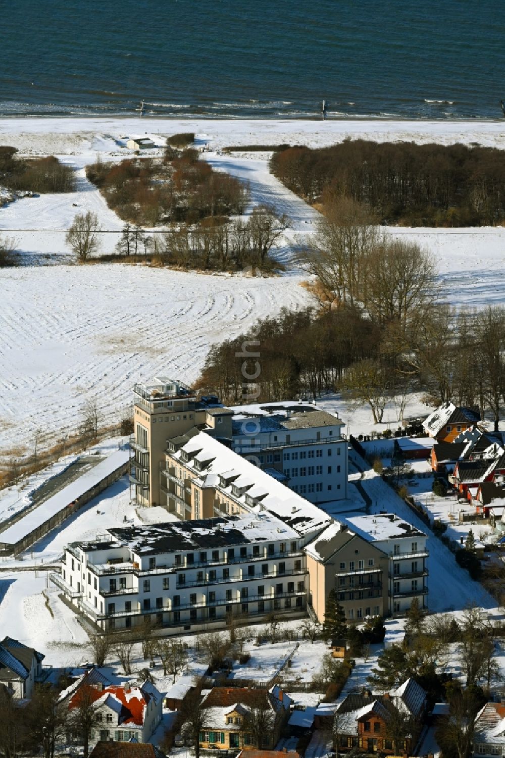 Luftaufnahme Wustrow - Winterluftbild Ferienwohnungsanlage ZWEI WASSER - ALTE SEEFAHRTSCHULE in Wustrow im Bundesland Mecklenburg-Vorpommern, Deutschland