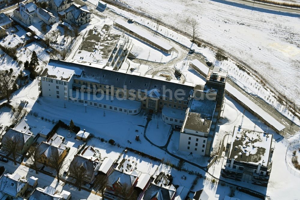 Wustrow von oben - Winterluftbild Ferienwohnungsanlage ZWEI WASSER - ALTE SEEFAHRTSCHULE in Wustrow im Bundesland Mecklenburg-Vorpommern, Deutschland