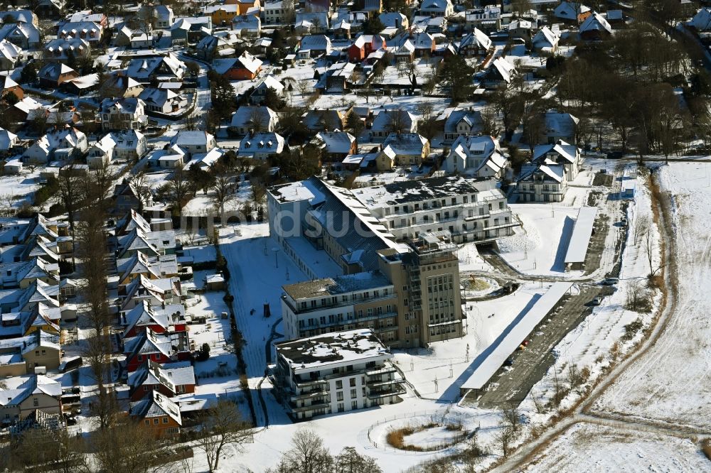 Luftbild Wustrow - Winterluftbild Ferienwohnungsanlage ZWEI WASSER - ALTE SEEFAHRTSCHULE in Wustrow im Bundesland Mecklenburg-Vorpommern, Deutschland