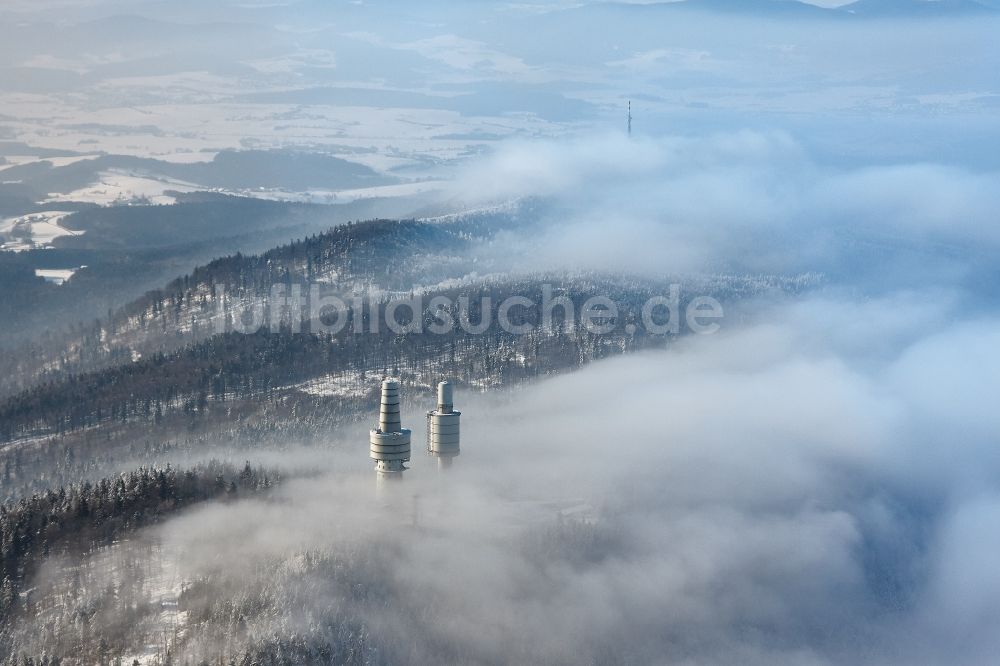 Rimbach aus der Vogelperspektive: Winterluftbild der Fernmeldetürmen auf dem Hohen Bogen bei Rimbach im Bundesland Bayern, Deutschland