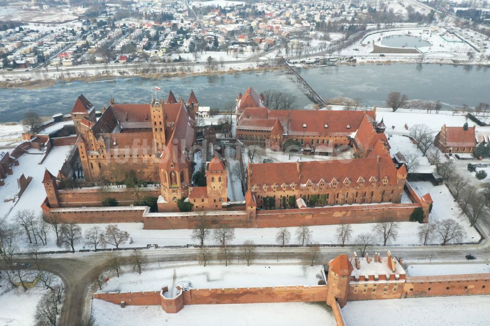Luftaufnahme Malbork Marienburg - Winterluftbild Festungsanlage der Ordensburg Marienburg in Malbork Marienburg in Pomorskie, Polen im Winter