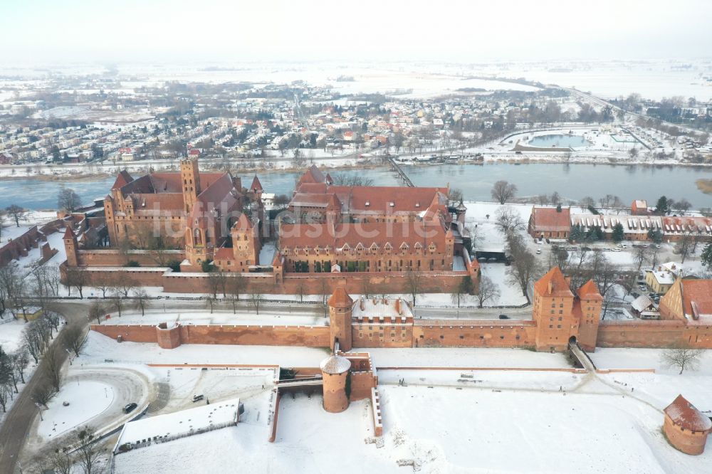 Malbork Marienburg aus der Vogelperspektive: Winterluftbild Festungsanlage der Ordensburg Marienburg in Malbork Marienburg in Pomorskie, Polen im Winter