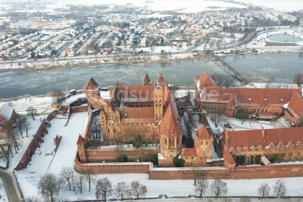 Malbork Marienburg von oben - Winterluftbild Festungsanlage der Ordensburg Marienburg in Malbork Marienburg in Pomorskie, Polen im Winter