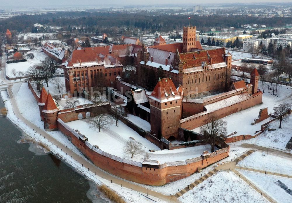 Luftbild Malbork Marienburg - Winterluftbild Festungsanlage der Ordensburg Marienburg in Malbork Marienburg in Pomorskie, Polen im Winter